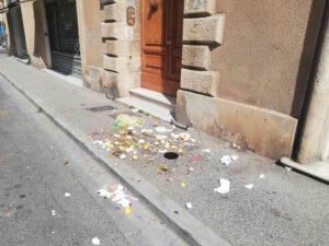 Mastelli rovesciati e rifiuti ovunque: il “divertimento” idiota del 2 giugno