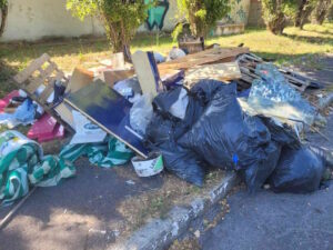 Rifiuti scaricati davanti all’isola ecologica ancora chiusa: l’ennesimo sfregio al Picchianti