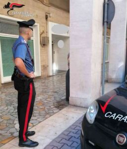 Ruba il portafogli di una collega e sferra un pugno al volto a un Carabiniere, arrestata una 30enne