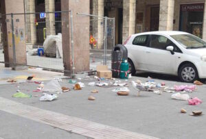 Via Grande, il salotto di Livorno tra rifiuti sparsi e abbandoni, bombole del gas e materassi
