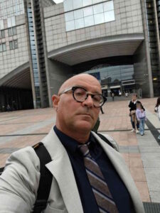 Bruxelles, “Free Palestine” costa quasi l’arresto del consigliere Morini (M5S): la sua disavventura