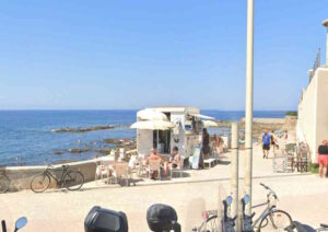 Furto ad un bagnante agli scogli dell'accademia: denunciate due persone, uno aveva il foglio di via