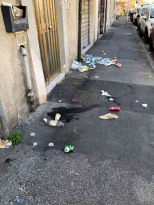 Livorno, tra inciviltà e disprezzo per il decoro: rifiuti sparsi e cestini trasformati in discariche