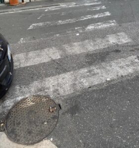 Strisce pedonali sbiadite o quasi candellate in piazza della Repubblica, la segnalazione di ACI