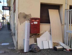 Ancora ingombranti abbandonati alla posta di via III Novembre, la lettera