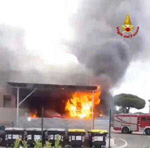 Cecina, incendio nel retro di un supermercato lungo l’Aurelia a fuoco pallet e materiali d’imballaggio