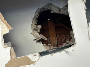 Emergenza abitativa: "Stanza a rischio crollo, famiglia costretta a viverci", l’attacco di Amadio al Comune