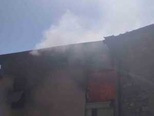 Incendio in abitazione a Nibbiaia: provvidenziale l’intervento della Municipale, salvata una donna sotto shock
