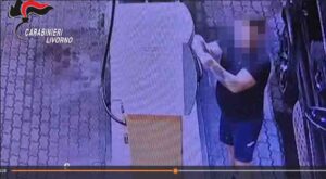 Intercettava i codici del bancomat alla pompa di benzina arrestato (Video)