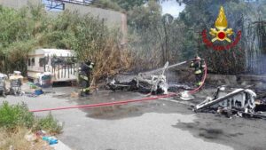 Livorno, incendio distrugge due camper e un canneto vicino alla stazione