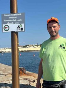 Mr. Green e il Circolo Moletto d’Ardenza insieme per l’ambiente: installati cartelli contro l’inciviltà