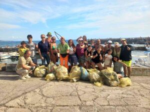 Quercianella, MrGreen: il quartiere si mobilita, volontari ripuliscono il moletto da rifiuti e plastica