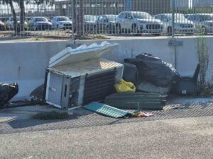 Rifiuti e inciviltà, fermiamo lo scempio in via Enriques