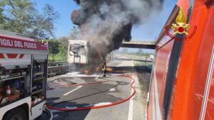 Veicolo in fiamme, tratto di FiPiLi chiuso (Foto e video)