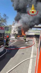 Rimorchio a fuoco sulla FiPiLi, le prime valutazioni ambientali di Arpat