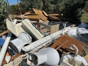 Via dei Pelaghi: niente doccia, ma arriva il condizionatore per rinfrescare l'area