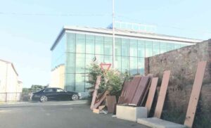 Livorno, ancora rifiuti abbandonati: in via De Pazzi, materasso e frigorifero scaricati in strada