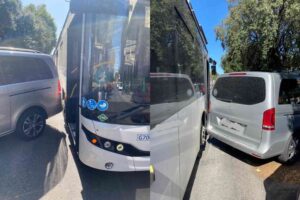 Autobus per Pisa bloccato da unto in sosta nel controviale Carducci, salta la corsa