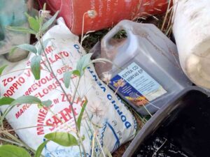 Gasolio, olio, zolfo e vernici abbandonati lungo la strada: allarme ambientale a Chioma