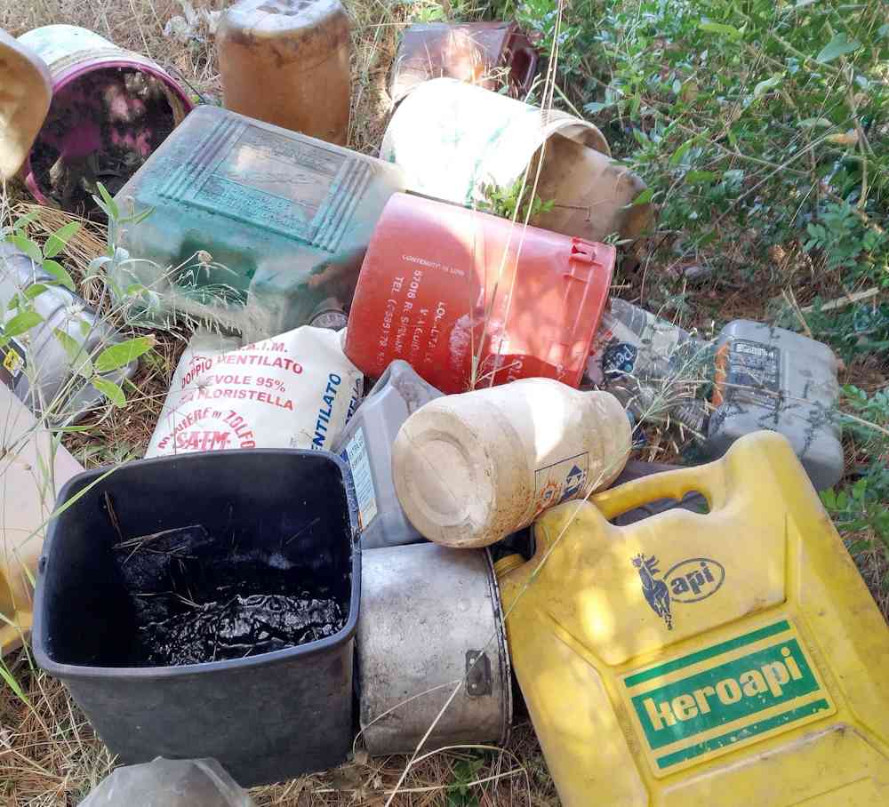 Gasolio, olio, zolfo e vernici abbandonati lungo la strada: allarme ambientale a Chioma