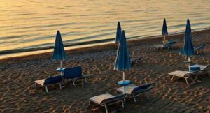 Mazzanta, sequestrati ombrelloni e lettini lasciati in spiaggia per accaparrarsi un posto privilegiato in riva al mare