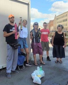 Piazza Cavour più pulita: MrGreen e i volontari ripuliscono il cuore di Livorno