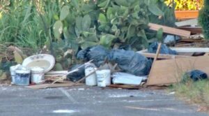 Dopo gli elettrodomesti in via dei Pelaghi arriva il lavandino con rubinetteria per rinfrescarsi dal caldo di luglio