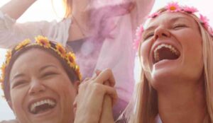 Il Complesso Porta a Mare è lieto di presentare il Summer Fest, due serate a ritmo di musica e intrattenimento che prenderanno vita nell'area Darsena venerdì 25 luglio e sabato 26 luglio dalle 21:00 alle 24:00. Un'occasione per immergersi in un'atmosfera carica di festa da vivere fino in fondo, anche attraverso il look: Porta a Mare invita infatti il pubblico a indossare il proprio miglior outfit Flower Power, per essere in piena sintonia con l'energia dell'evento.  Venerdì 25 luglio si alterneranno le performance di alcuni tra gli artisti più emozionanti di The Voice Senior: Sergio Moltoni, Maria Teresa Reale, Giulia Crocini, Teresa Laurita, Nazario Giuliani, Stefano Peli e la livornese Tatiana Paggini.  Sabato 26 luglio regalerà una serata revival anni ’70, ’80 e ’90 con Giovanni Frau, Vittorio l’Indiano e lo special guest Flamen DJ.  Un evento che conferma ancora una volta l'identità dinamica di Porta a Mare, da luogo di shopping a spazio vivo e condiviso, parte integrante del territorio e punto di riferimento per la vita sociale della comunità.