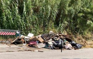 Rifiuti tornano dove erano stati rimossi: appello per un deterrente in via della Valle Benedetta