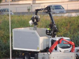 Via dei Pelaghi, nuova operazione di pulizia: Aamps rimuove rifiuti abbandonati
