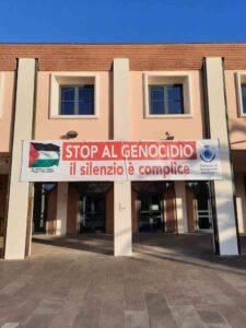 Rosignano, lo striscione “Stop al genocidio. Il silenzio è complice” torna esposto dopo essere stato strappato