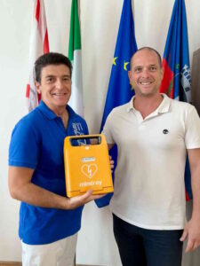 Donato al Comune di San Vincenzo un defibrillatore in ricordo di Riccardo Carnesecchi