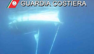 Elba barca a vela capovolta le immagini subacquee