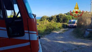 Lascia il sentiero e resta intrappolato tra i rovi: turista tedesco salvato all’Elba