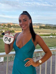 Tredicesima giornata di corse, questa sera presente anche Miss Caprilli. Il programma