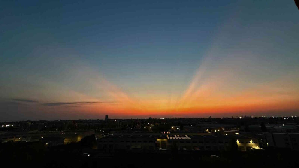Raggi crepuscolari sopra Livorno lo spettacolo del cielo dopo il tramonto