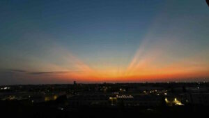 Raggi crepuscolari sopra Livorno lo spettacolo del cielo dopo il tramonto