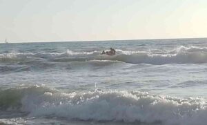 Salvati due bambini trascinati al largo dalla corrente, intervento provvidenziale nella zona del bagno Florida