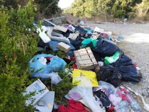 Scempio ambientale in via della Valle Benedetta: punto panoramico trasformato in discarica