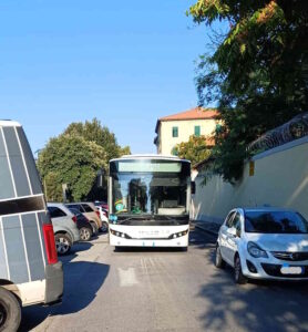 Ancora un autobus bloccato da auto in divieto nel controviale Carducci