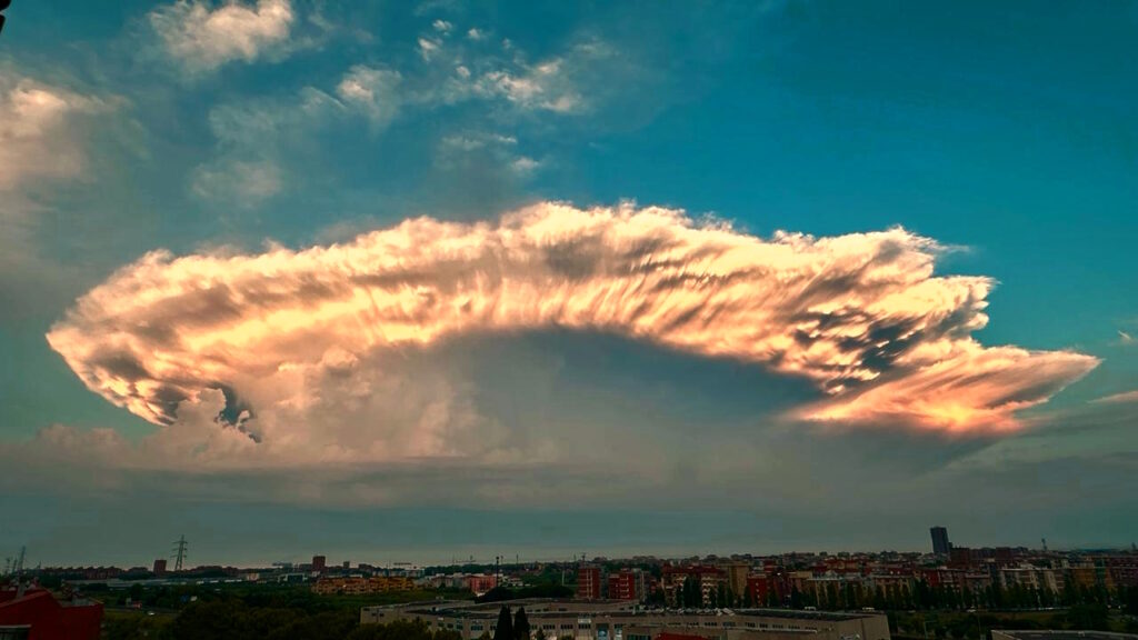 La maestosità della natura: immensa nube alle prime luci dell'alba sopra il mare di Livorno