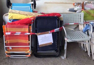 Amara sorpresa per i furbi del posto in prima fila sulla battigia, sequestrati ombrelloni, sdraio e lettini