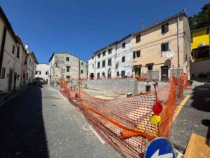 Cantiere in piazza Cavour al Gabbro, assessori sul posto per capire i ritardi