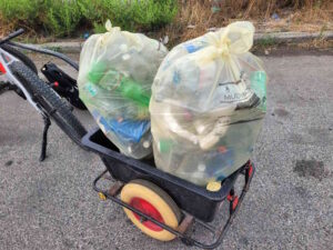 MrGreen, nuova missione per l’ambiente: due sacchi di plastica raccolti in via Enriques