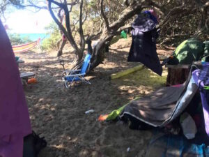 Parco di Rimigliano, smantellato dalla polizia municipale un accampamento a ridosso della duna