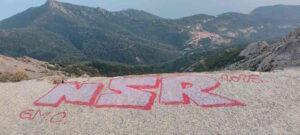 “Imbecilli a Monte Capanne”, Legambiente denuncia scritte spray sulla vetta dell’Elba