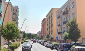 Ciclista infuriato prende a calci e pugni un’auto in viale della Libertà: tra ragione e torto, il confine è sottile