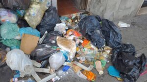 Cumolo di spazzatura sul marciapiede: Aamps interviene prontamente