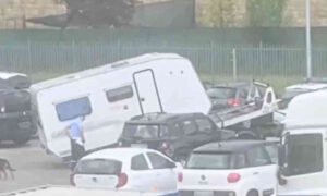 Degrado davanti alle scuole Micheli-Bolognesi, Perini: Roulotte rimossa, restano erbacce e delle siringhe