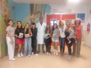 Donato un monitor a pediatria dagli ex alunni della scuola Campana